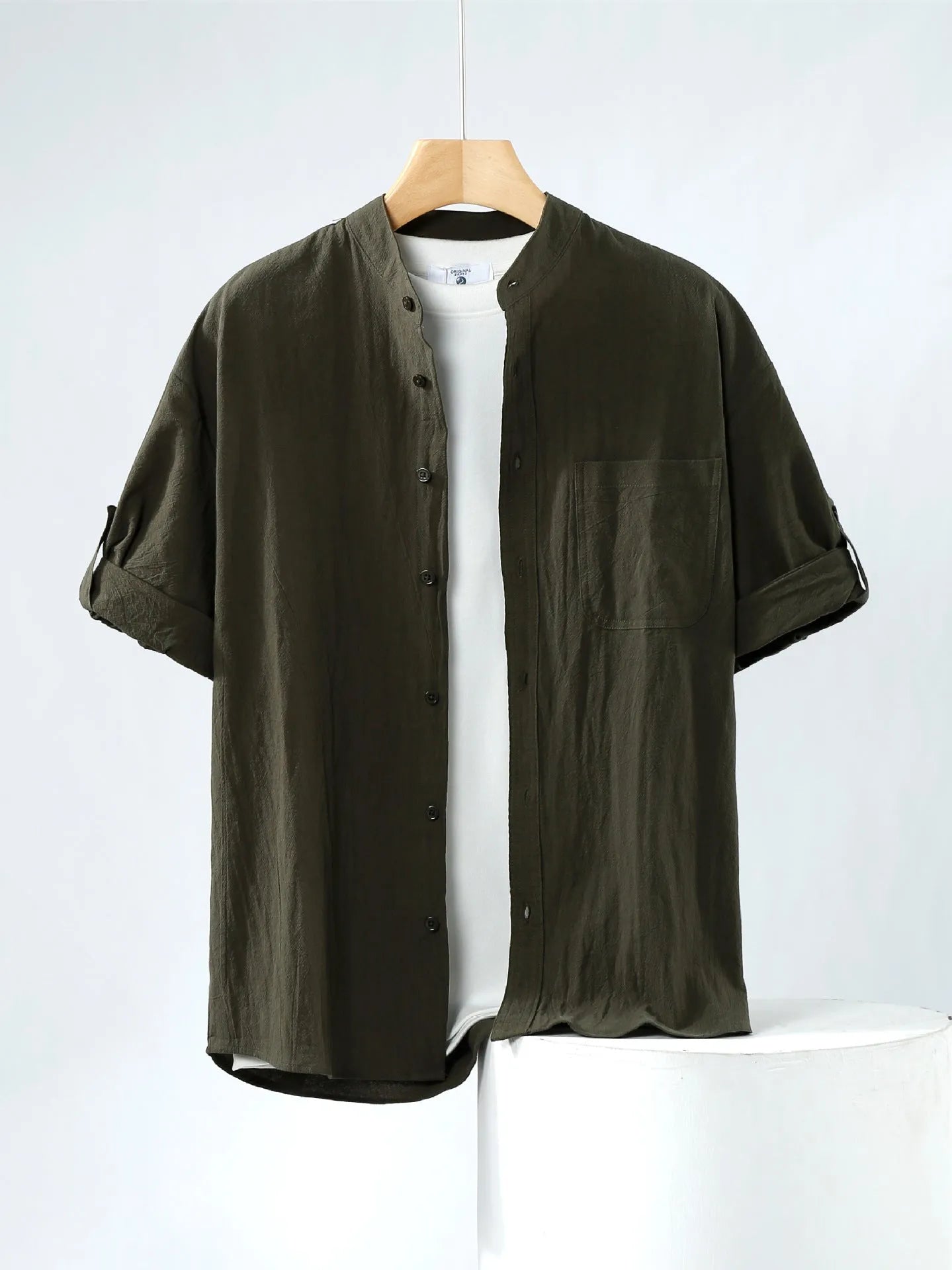Men's loose fit short-sleeved linen shirt in solid colour with simple stand collar