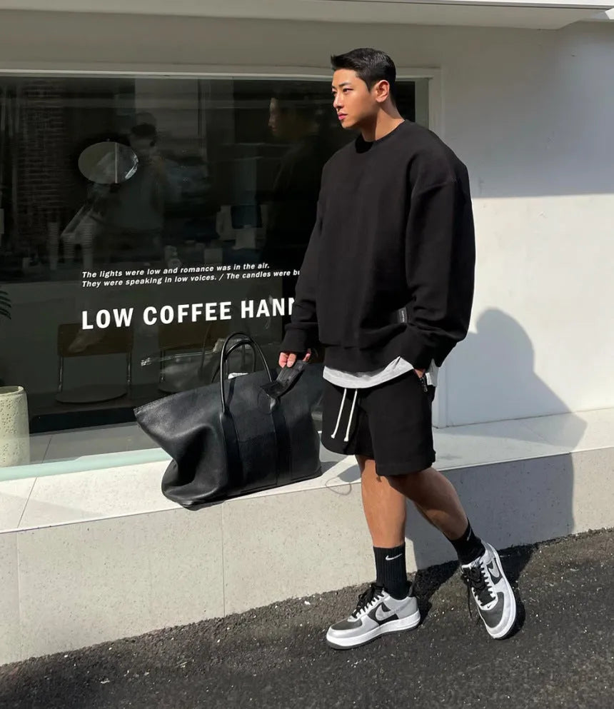 Men's loose running shorts in black, cotton blend, 95% cotton, with loose fit and side pockets