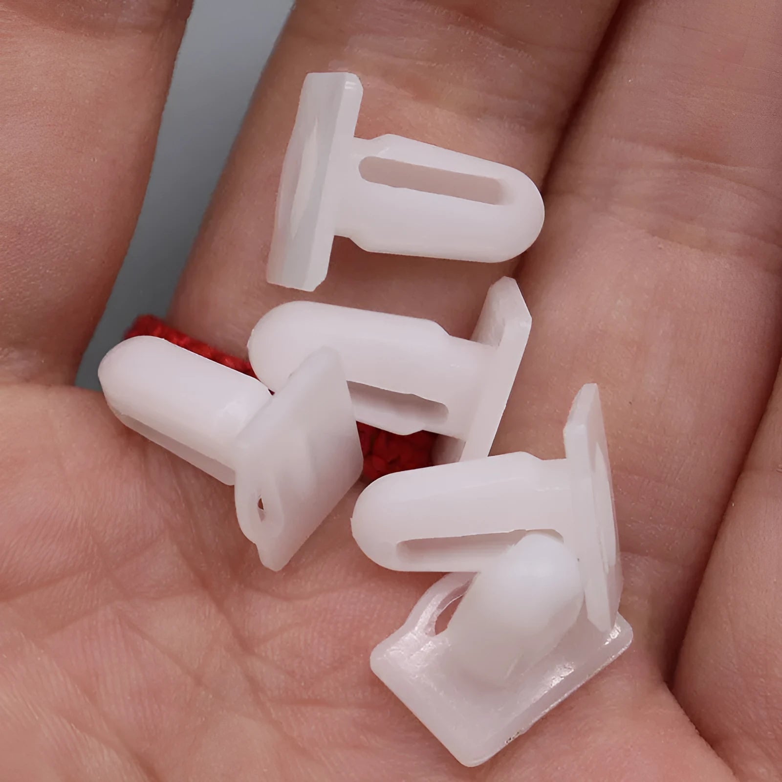 Pack of 60 white PA66 plastic automobile trim clip fasteners, style D318.