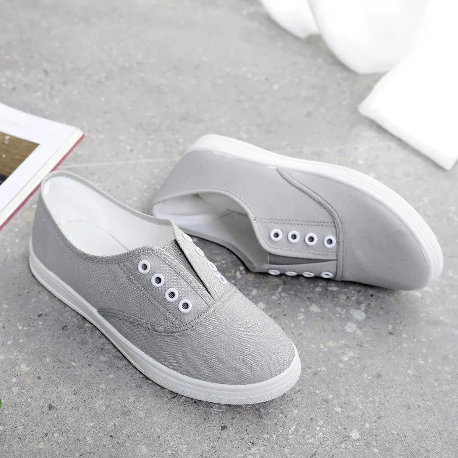 Low-top canvas casual shoes with cloth lining and plastic sole in multiple colour options