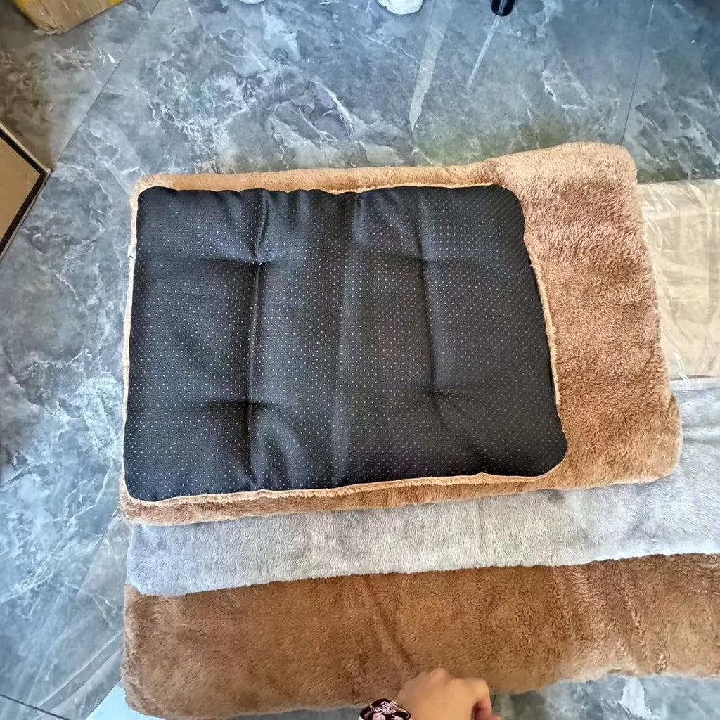 Self-heating thickened pet blanket for dogs in khaki colour, made from Bejirog material