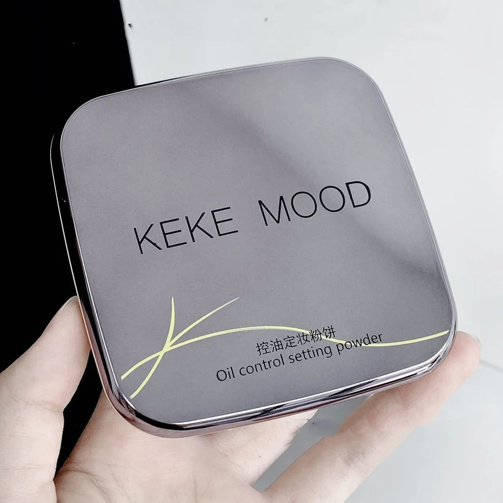 15g compact of pressed powder for oil control and brightening skin colour in three shades