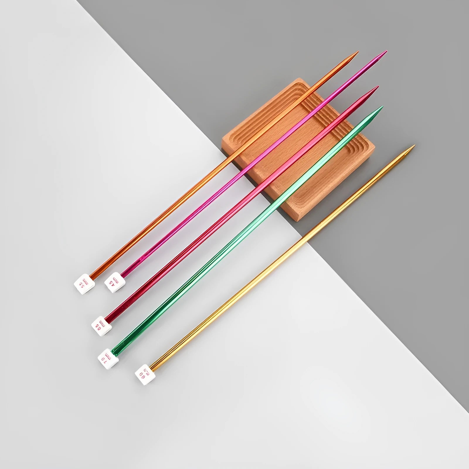 28-piece aluminium crochet hook set with extended handles and protective caps in assorted sizes