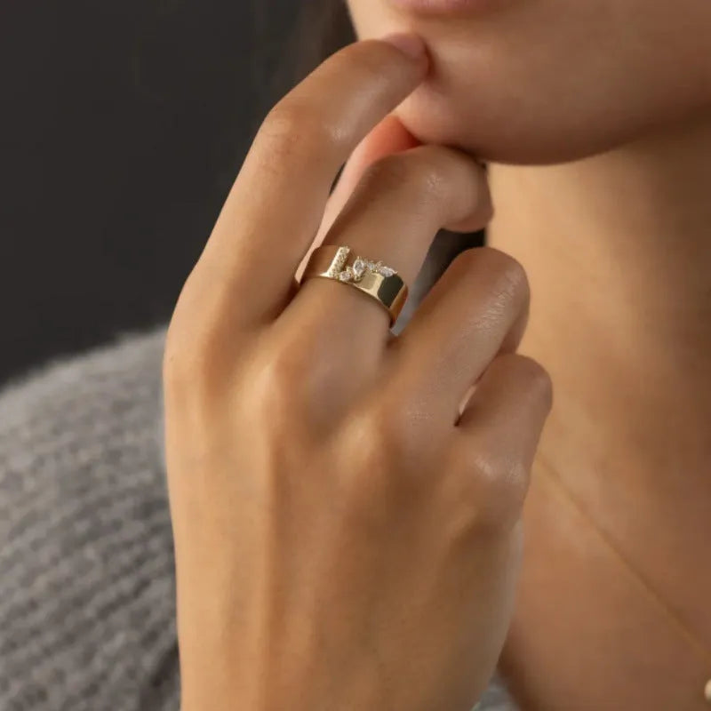 Women's gold-coloured ring with a shining zircon stone on a copper band.