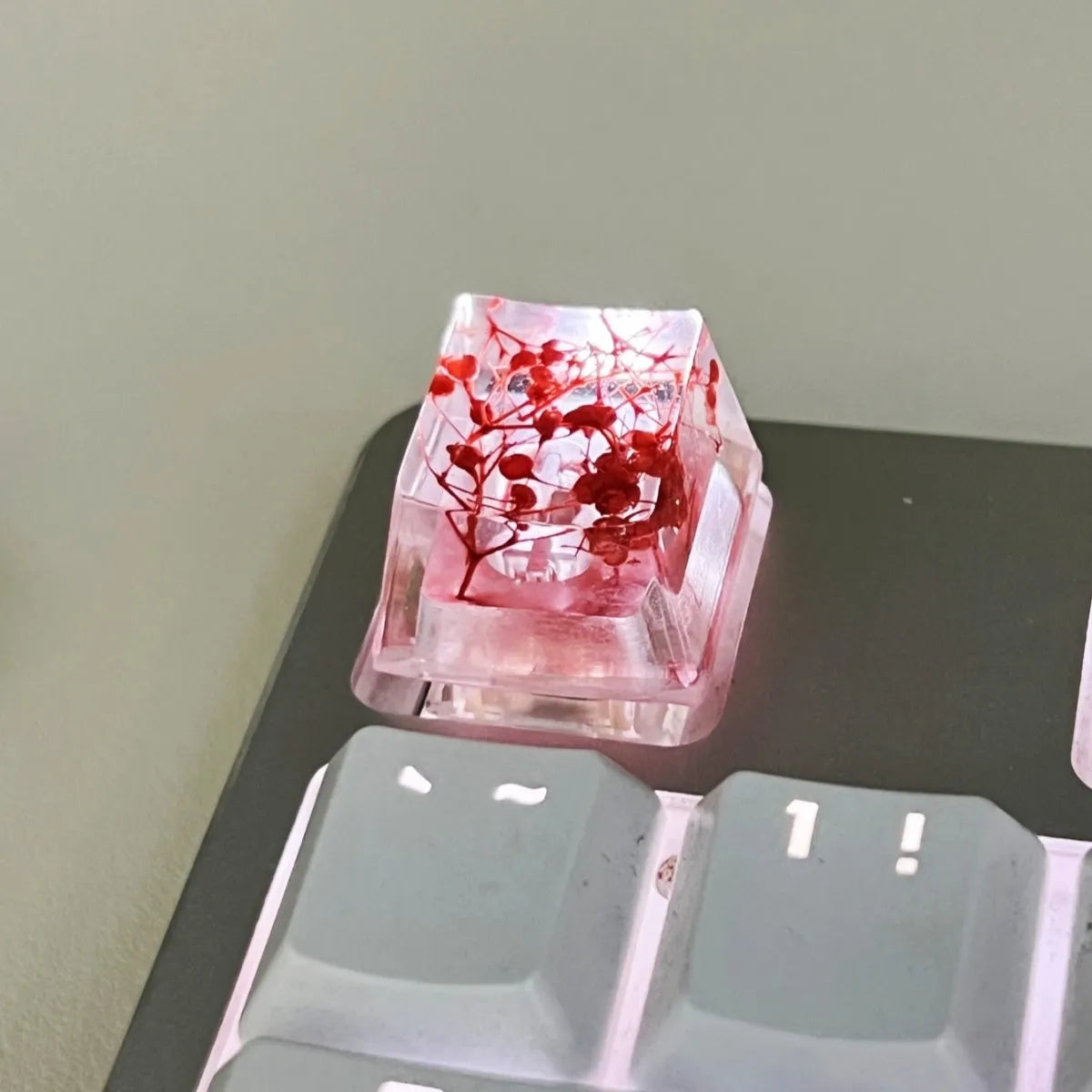 Resin starry sky design mechanical keyboard keycap in red, pink, green, violet colours for MX stems