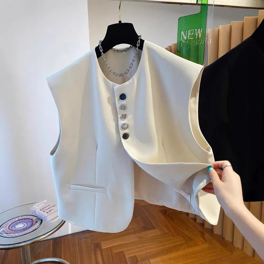 Loose-fitting waistcoat bandage dress in polyester with pockets, shown in beige and black colour options