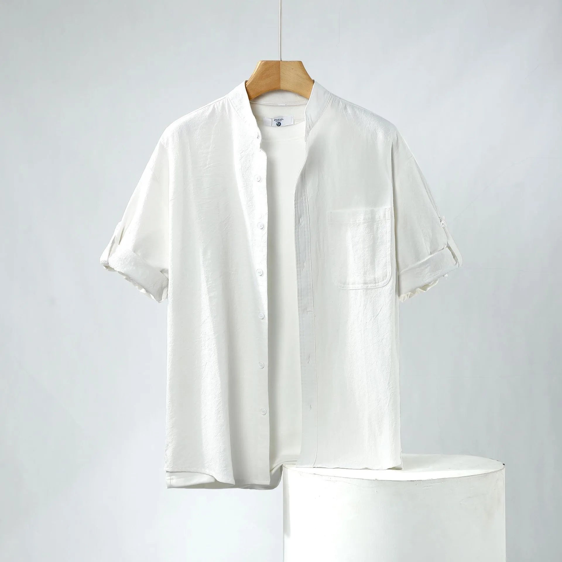 Men's loose fit short-sleeved linen shirt in solid colour with simple stand collar