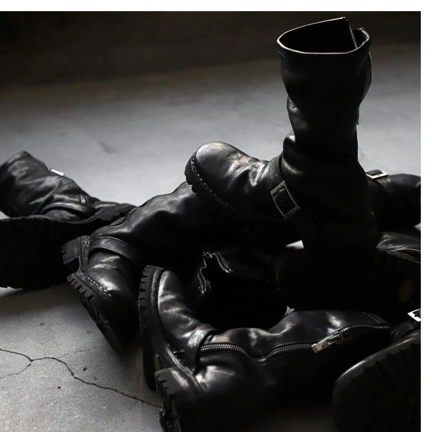 Men's black retro Martin boots with side zipper and round toe design