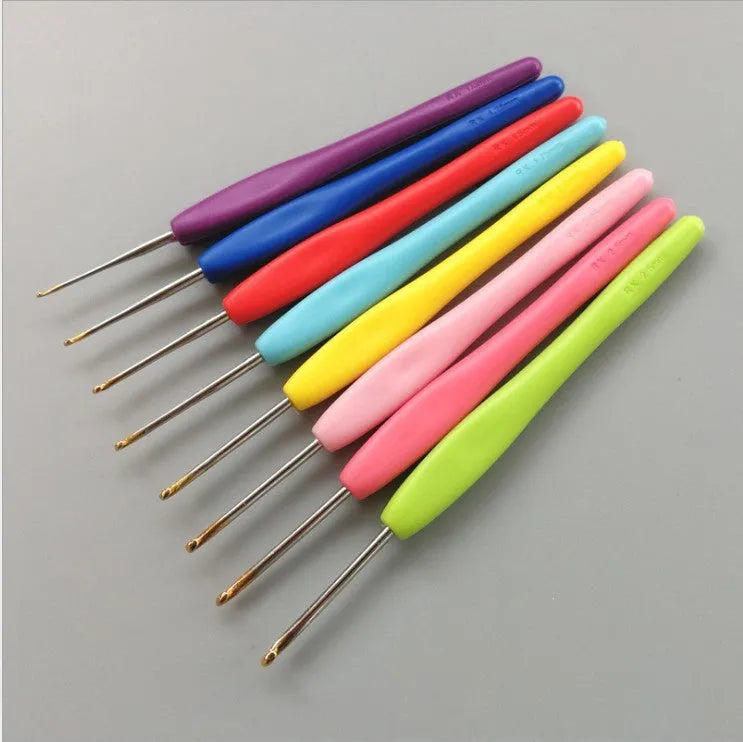 Set of 16 crochet hooks with soft and hard handles in a PU storage bag.