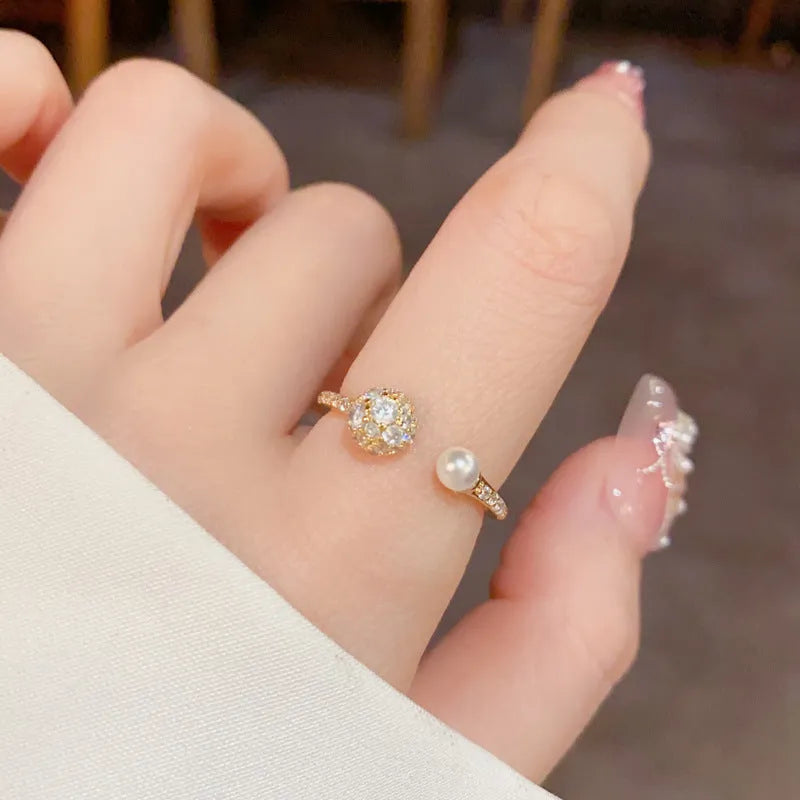 Open-end pearl ring with round zircon stone in gold or silver with geometric shape