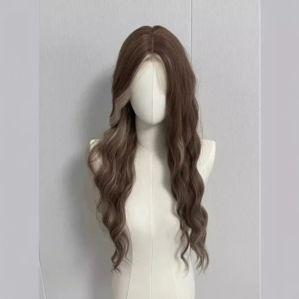 Long curly wig with gray gold highlights and heat-stylable fibre construction