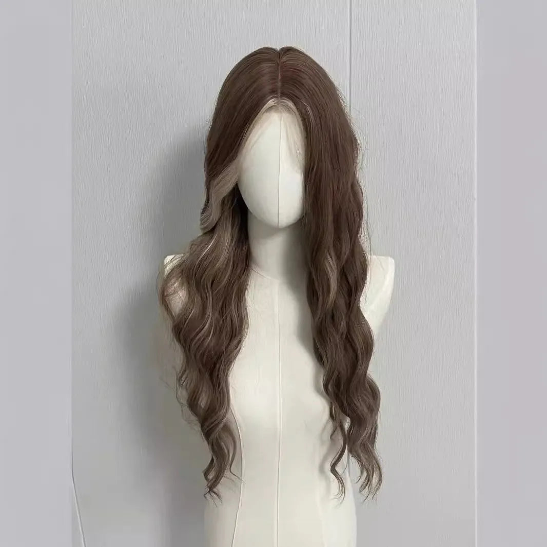 Long curly wig with gray gold highlights and heat-stylable fibre construction