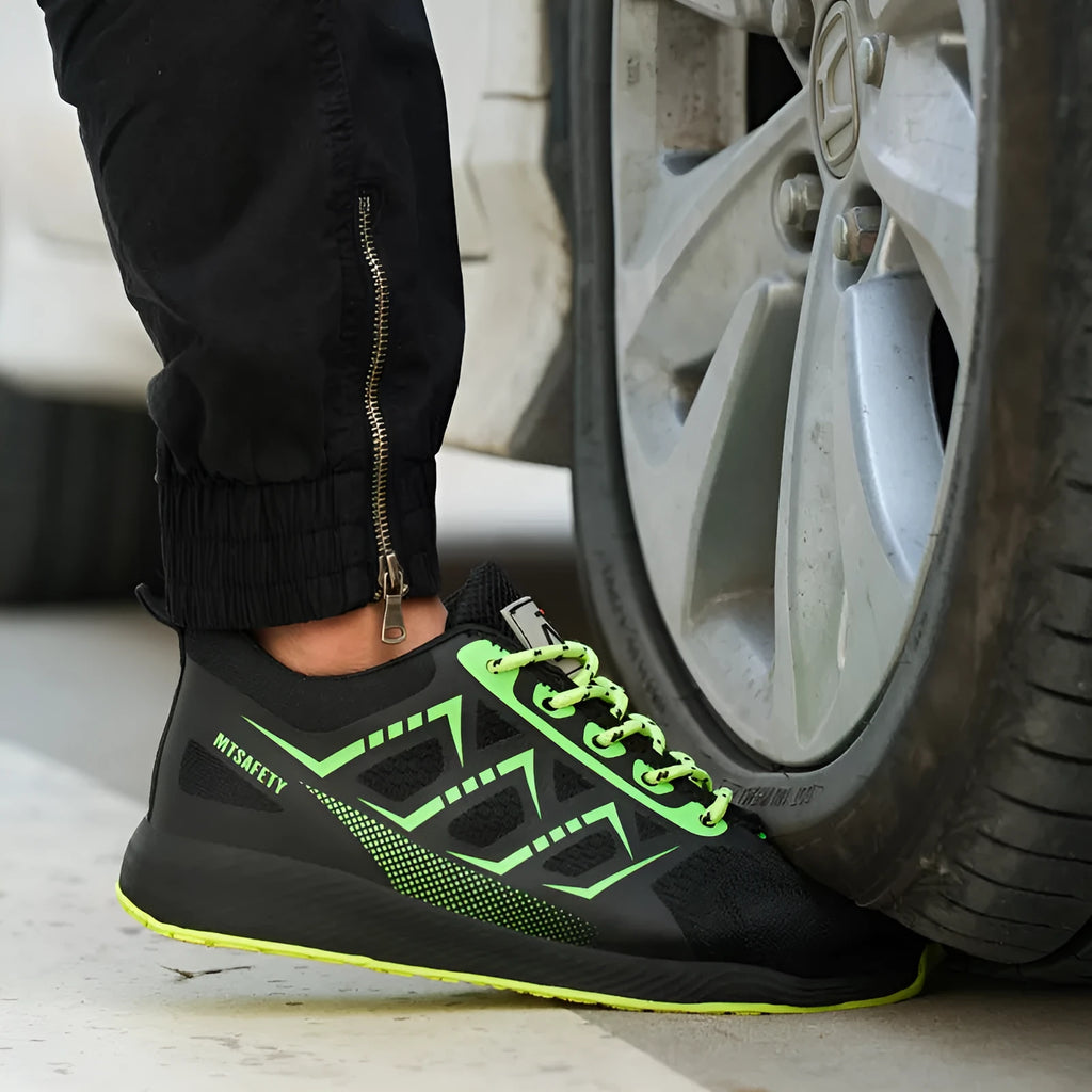 Black labour protection shoes with steel toe cap, front lace-up closure, and anti-penetration soles