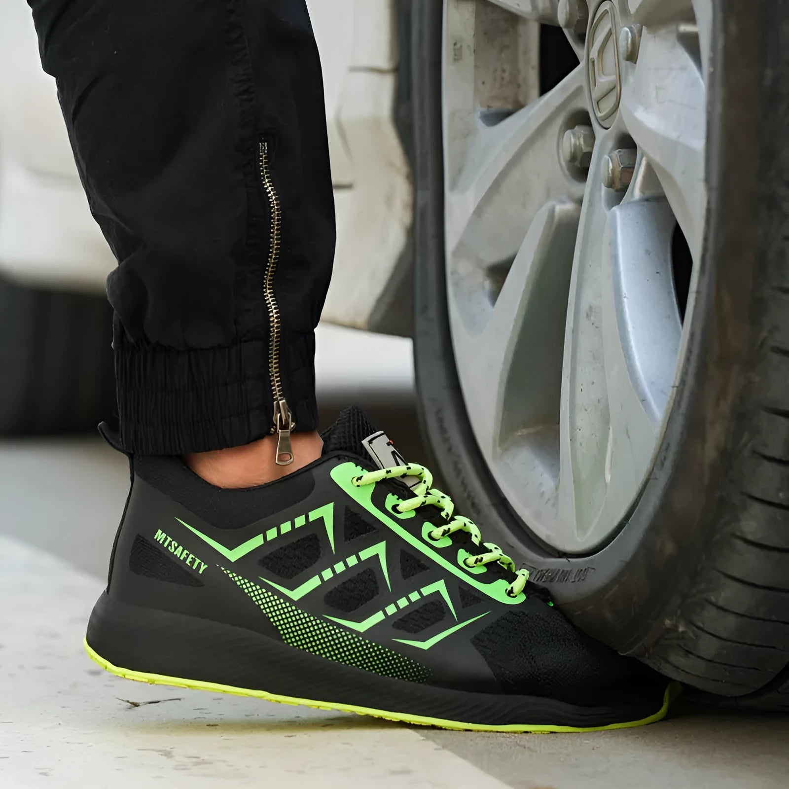 Black labour protection shoes with steel toe cap, front lace-up closure, and anti-penetration soles