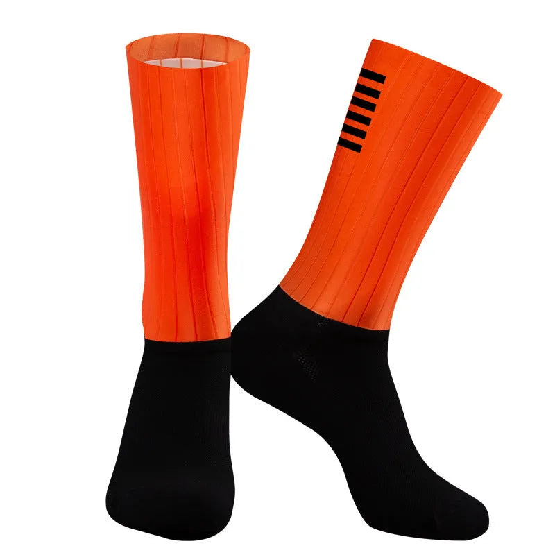 Cycling and running socks in six colour options with breathable moisture-absorbing fabric