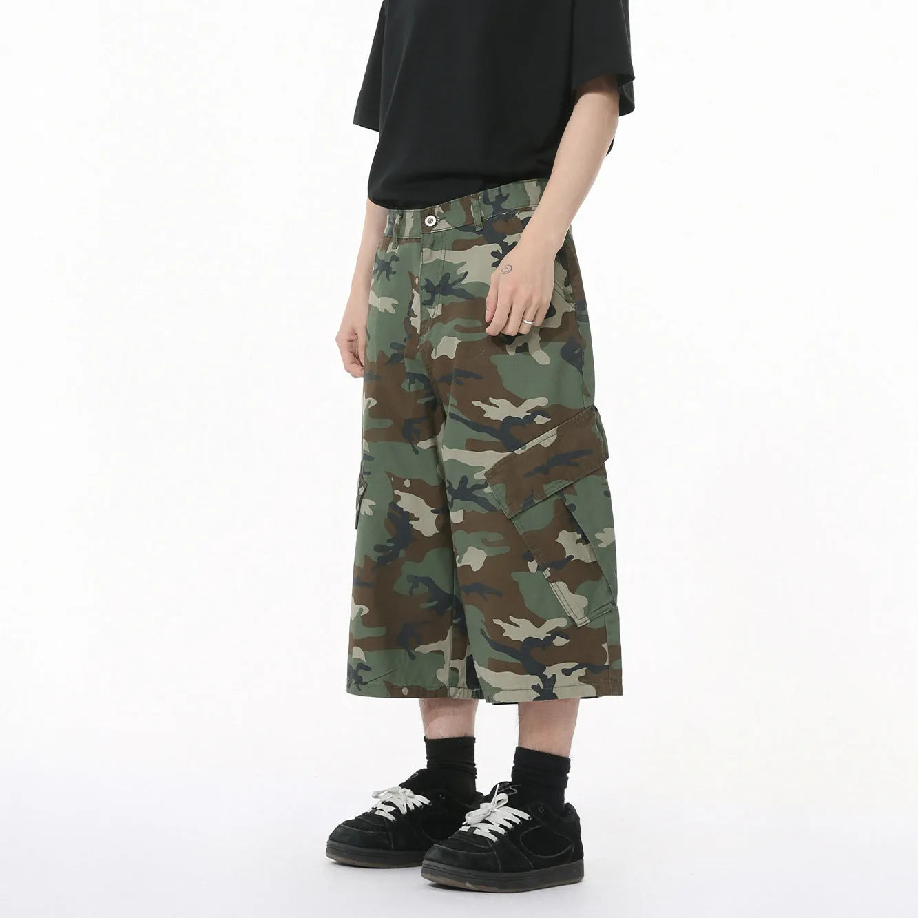 Men's camouflage cotton trousers with wide leg loose fit and American side stitching detail