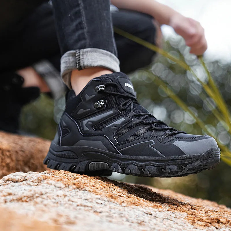 Low-top lace-up hiking sneakers in various colours with a rubber sole and flannel upper.