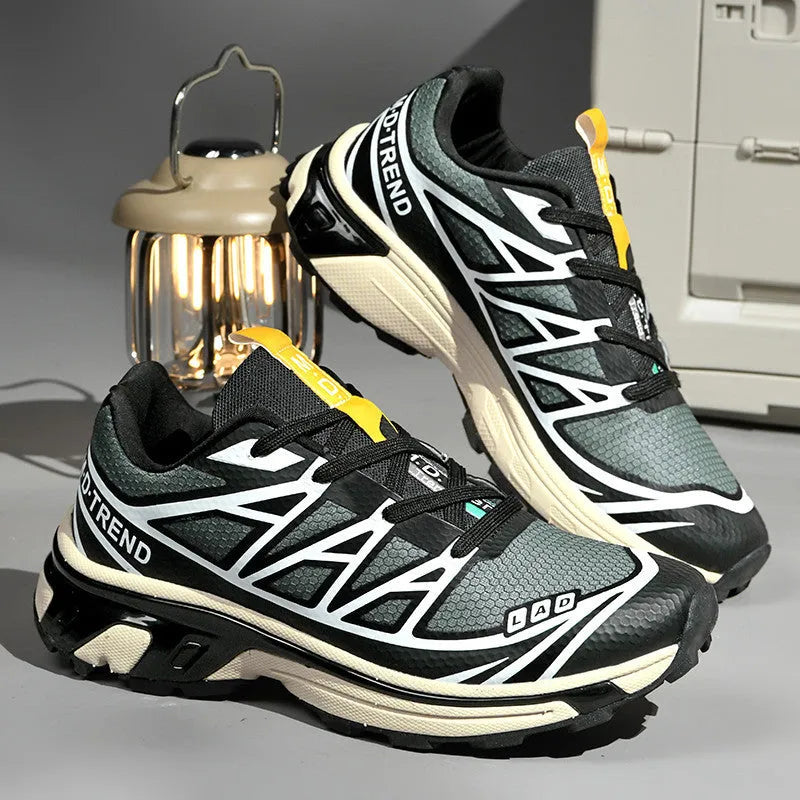 Low-top lace-up hiking shoes in artificial leather with a rubber sole and mesh lining.