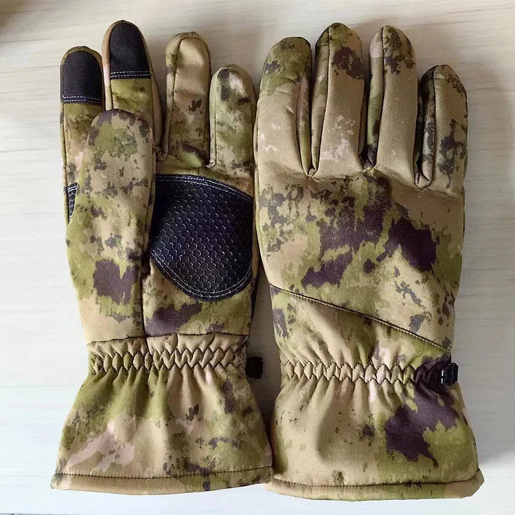 Tactical ski gloves in camouflage colour with anti-slip palm and touchscreen fingertips
