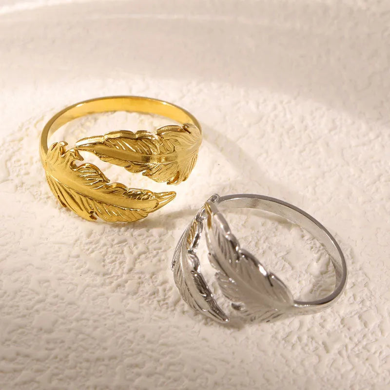 Adjustable feather ring in titanium steel with electroplated silver or gold finish