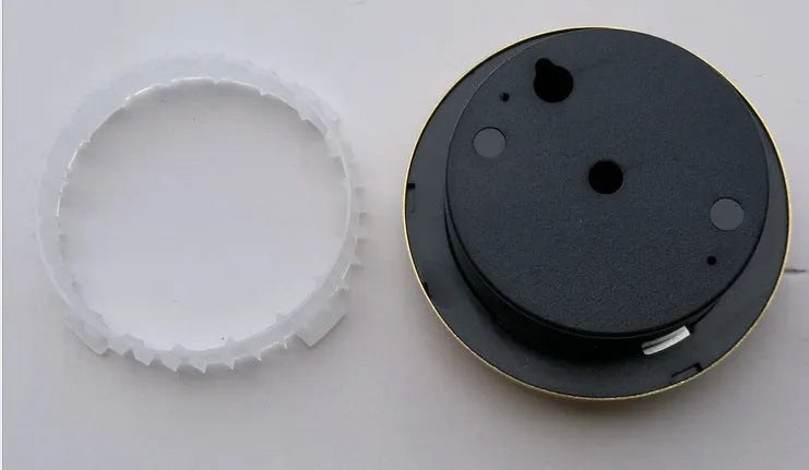 Analogue thermometer and hygrometer with aluminium ring and dial for home use