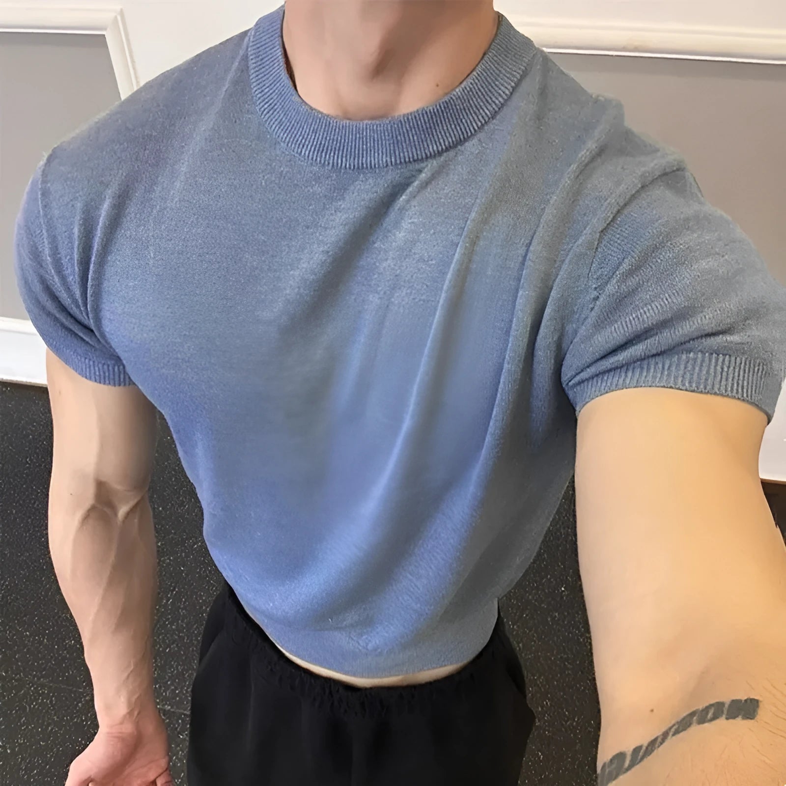 Men's slim fit knitted T-shirt with muscle-showing design and thread cuff-closing on short sleeves