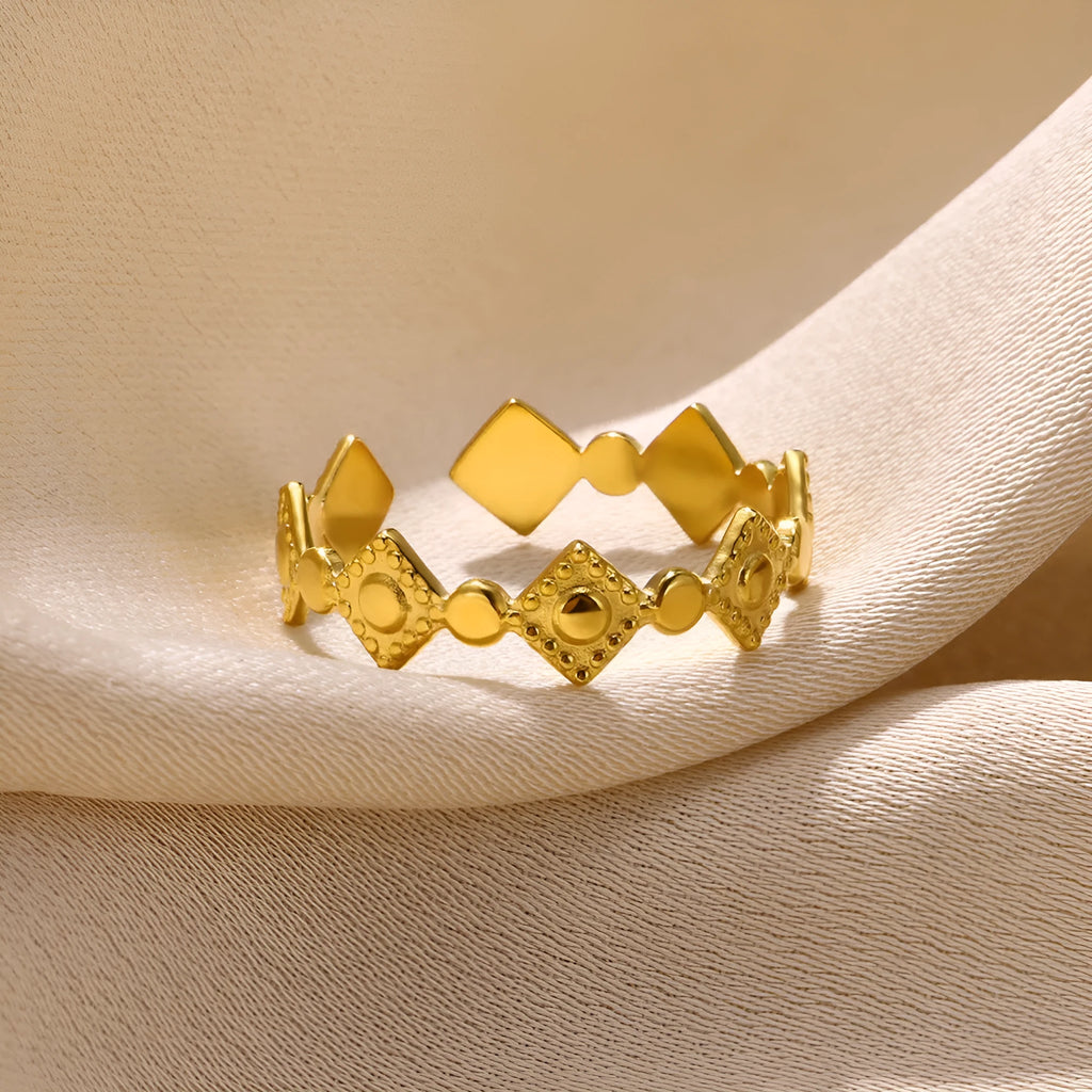 Geometric-shaped titanium steel women's ring in a gold diamond colour.