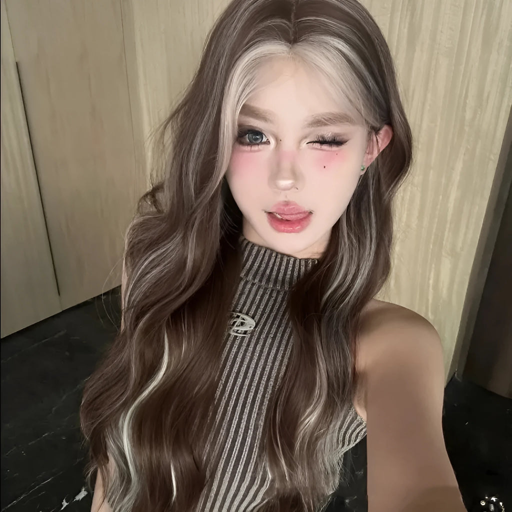 Long curly wig with gray gold highlights and heat-stylable fibre construction