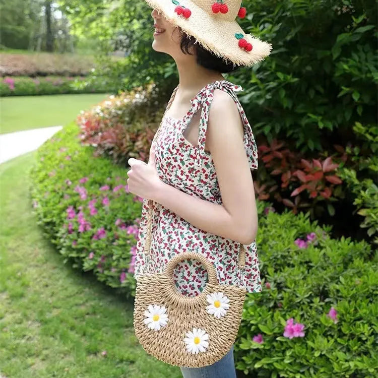 Women's light brown woven straw crossbody bag with daisy decoration, 25x20x8cm dimensions