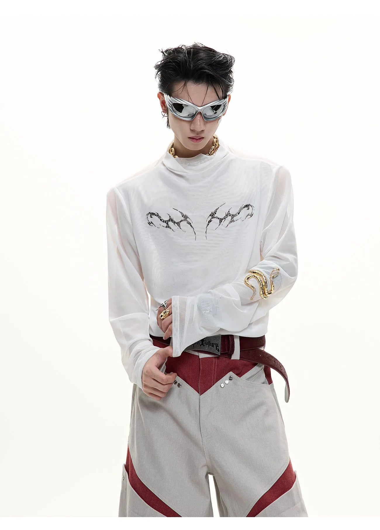 Man modelling a black slim-fit long sleeve mesh bottoming shirt with a textured ice-feel fabric.
