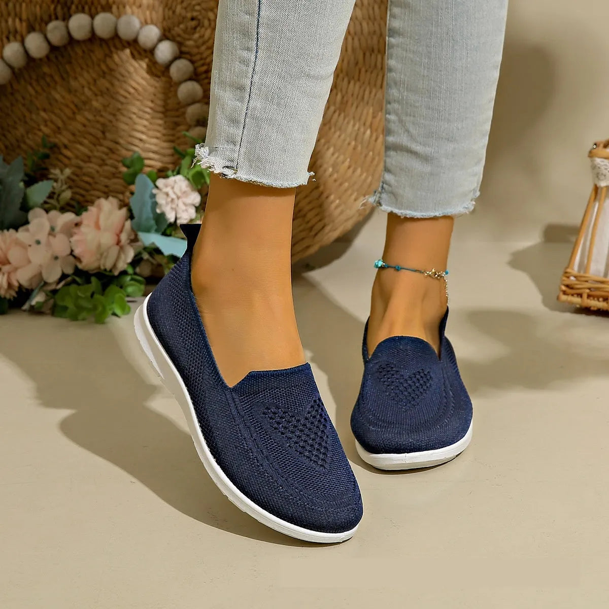 Women's plus size casual cloth shoes with flat heel and heart-shaped pattern