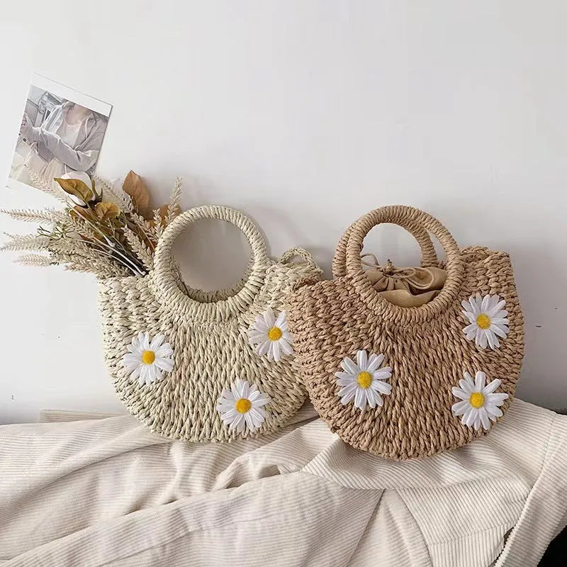 Women's light brown woven straw crossbody bag with daisy decoration, 25x20x8cm dimensions