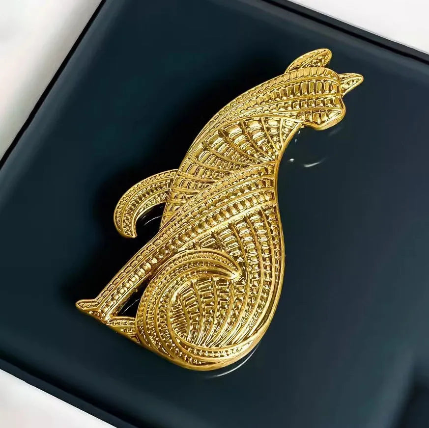 Retro alloy leopard brooch pin for women, 7.0 x 3.7 cm, Retro Gold finish, electroplated surface