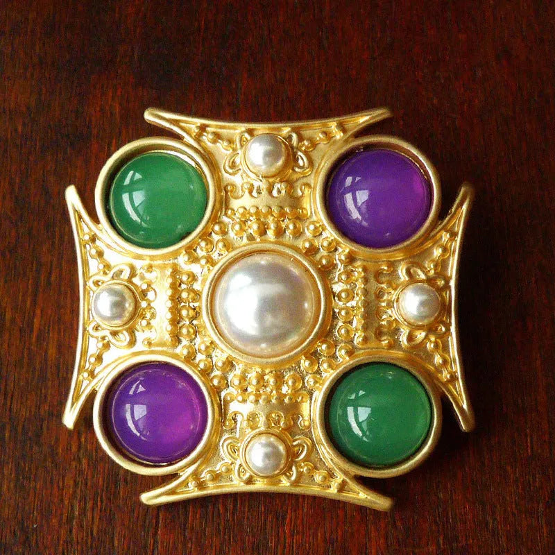 Baroque vintage brooch in zinc alloy with diamond shape, retro court style costume jewellery