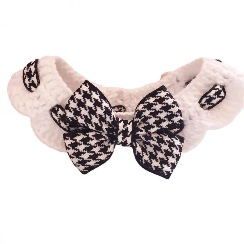 Knitted woollen pet collar with houndstooth pattern in red or black, shown in four sizes from 20cm to 35cm.