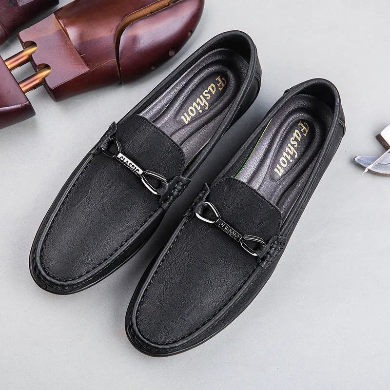 Breathable soft bottom slip-on casual shoes in solid colour with two-layer cowhide upper and rubber sole