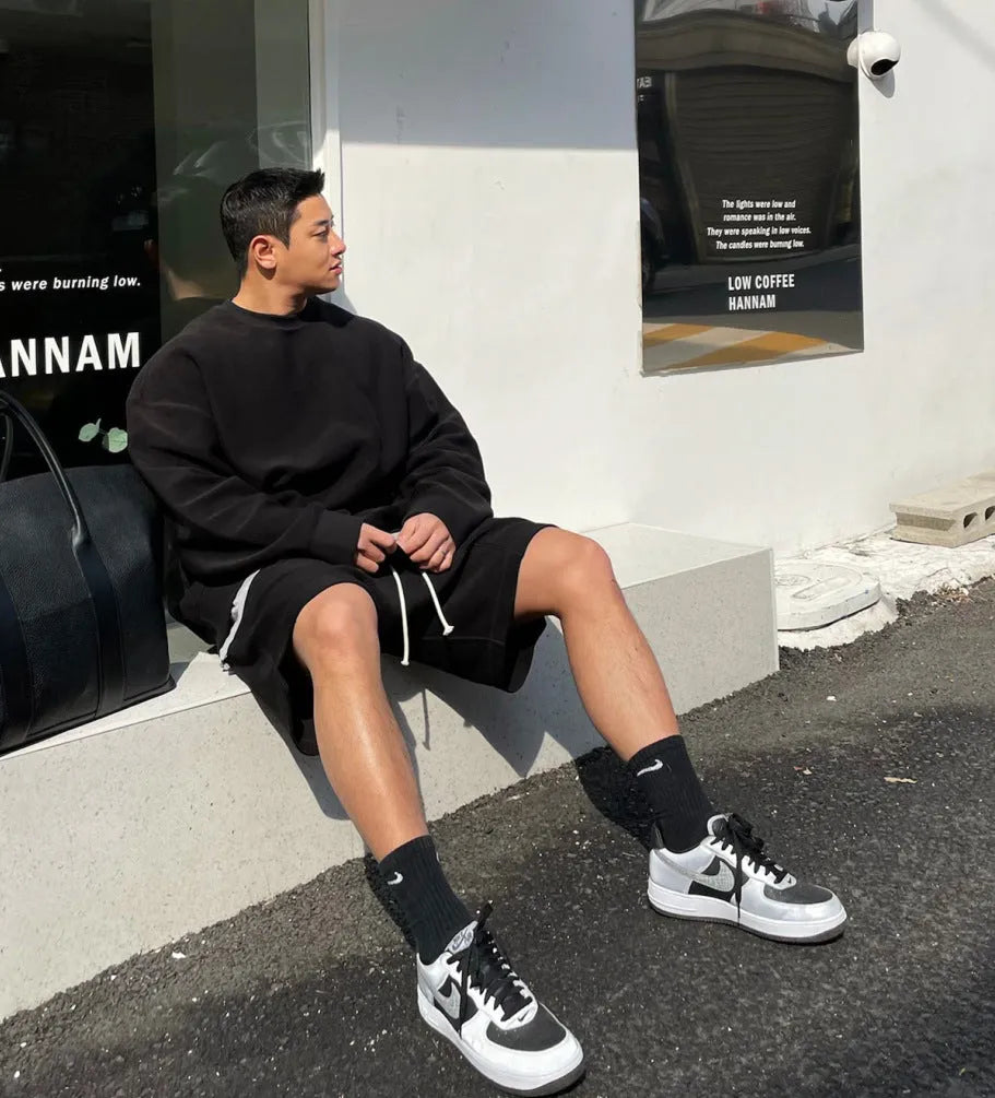 Men's loose running shorts in black, cotton blend, 95% cotton, with loose fit and side pockets