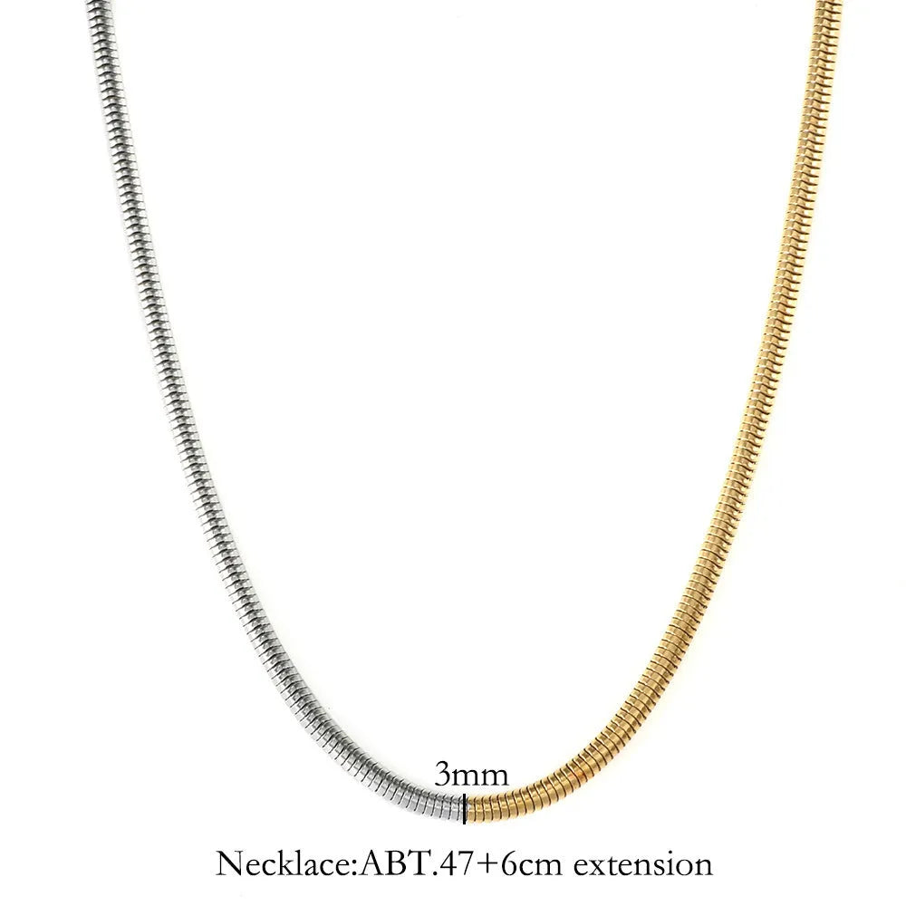 Gold colour stainless steel women's snake bones chain necklace with 3mm width and geometric lines design.
