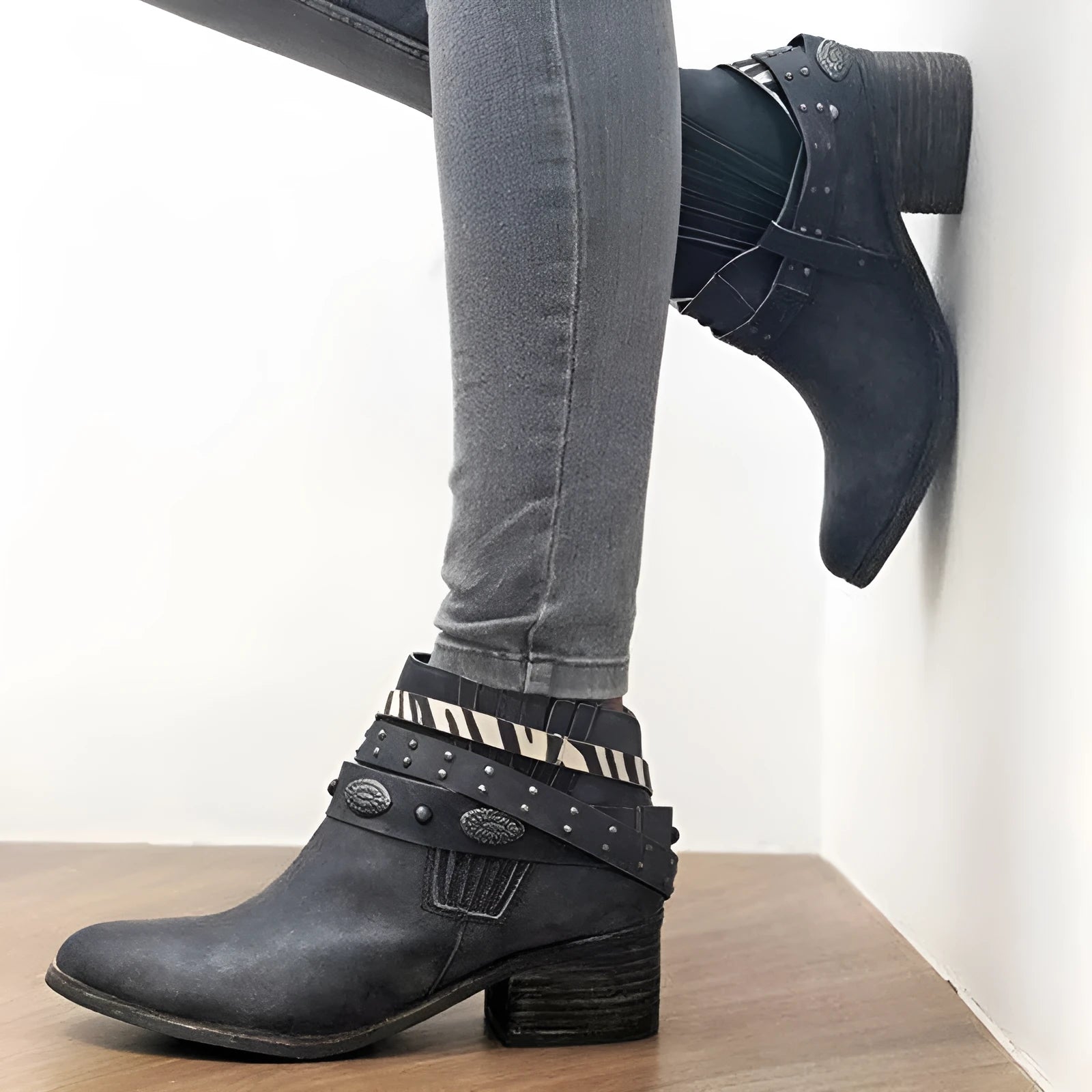 Women's vintage high heel shoes with tassel detail, round toe, back-tie fastening, thick block heel, black or brown