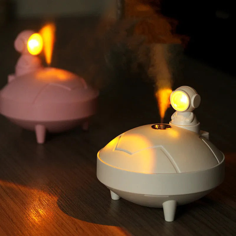 Astronaut sunset lamp humidifier in white with 360-degree rotating head and mist from single fog outlet