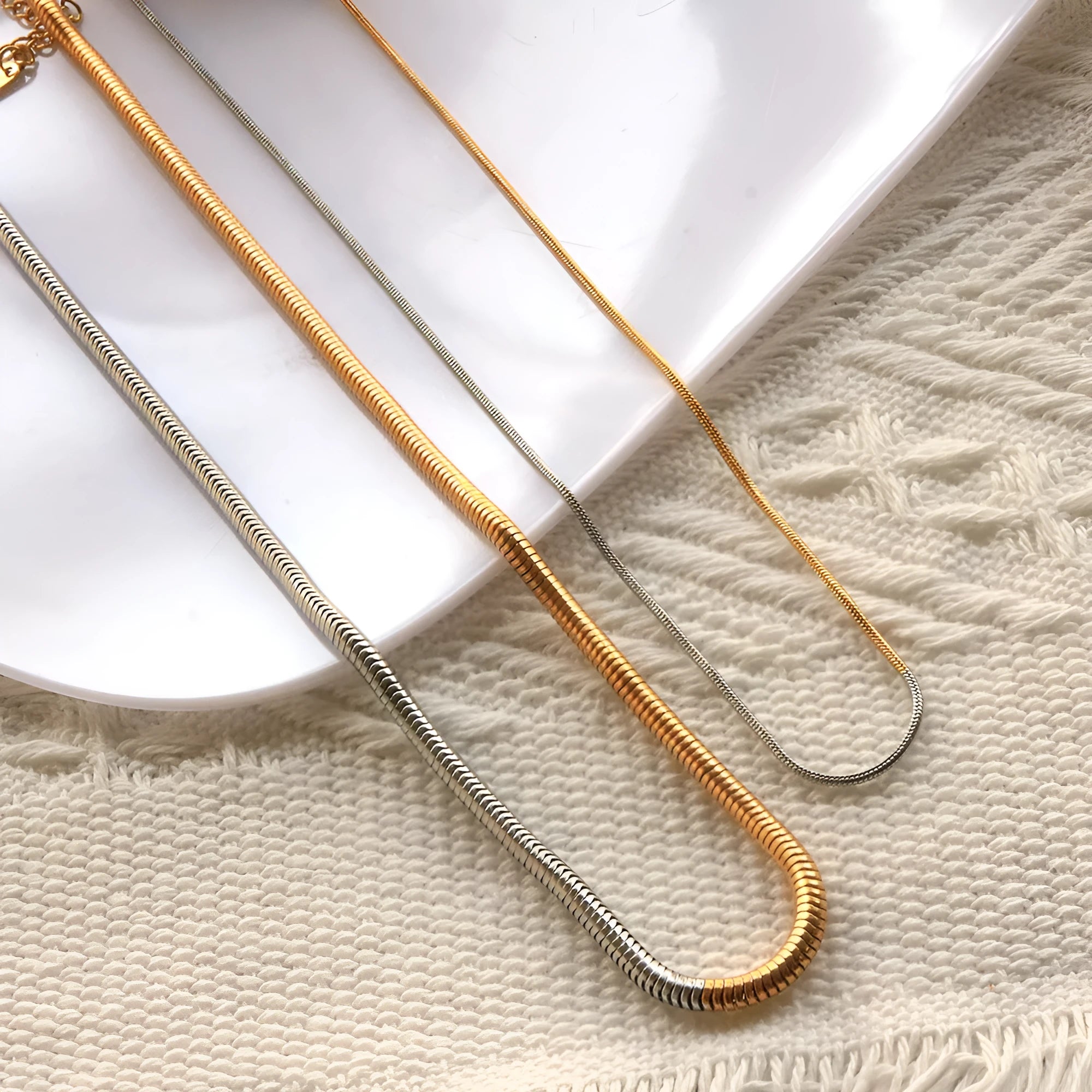 Gold colour stainless steel women's snake bones chain necklace with 3mm width and geometric lines design.