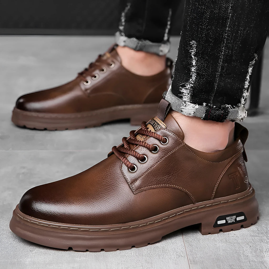 Men's retro outdoor casual leather shoes in black with round toe and artificial PU upper