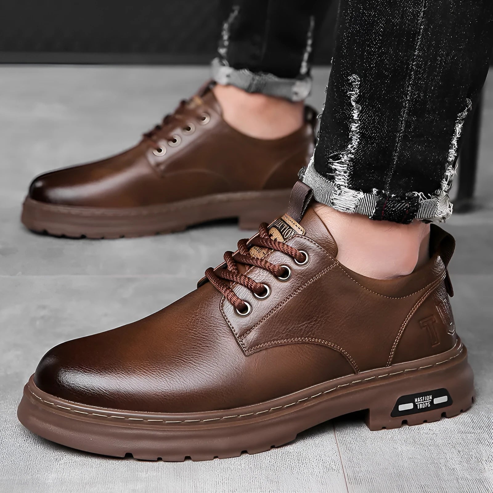Men's retro outdoor casual leather shoes in black with round toe and artificial PU upper