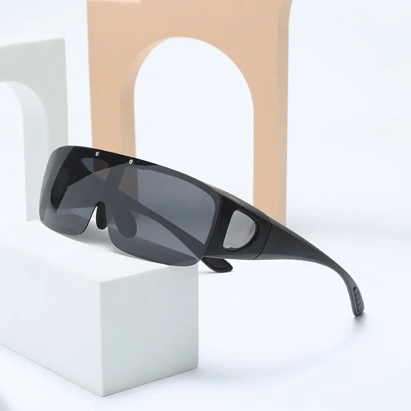 A pair of sporty one-piece polarised sunglasses for myopia, suitable for cycling and mountain climbing.