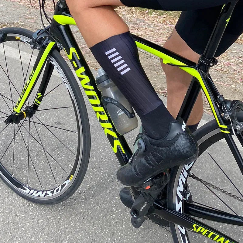 Cycling and running socks in six colour options with breathable moisture-absorbing fabric