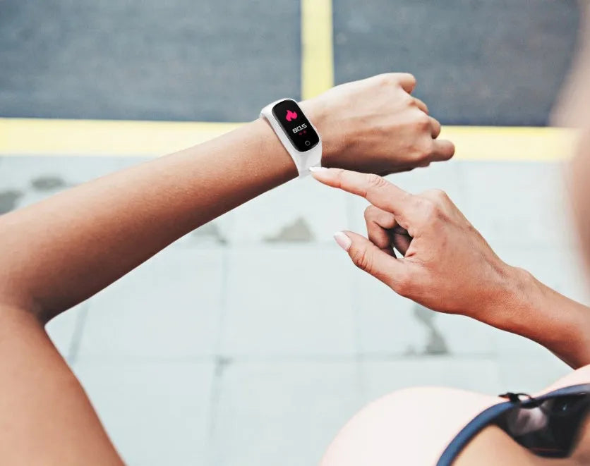 No Chinese N8 smartwatch with Bluetooth headset, touch screen, black TPU strap on wrist for sports use