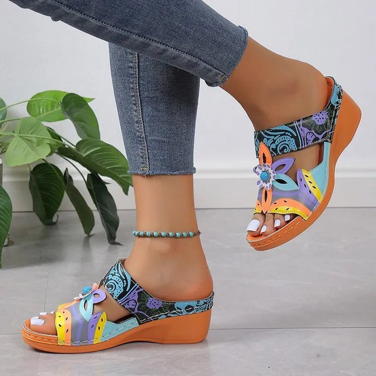 Coloured ethnic totem pattern slippers with cowhide upper and rubber sole, shown in multiple sizes.