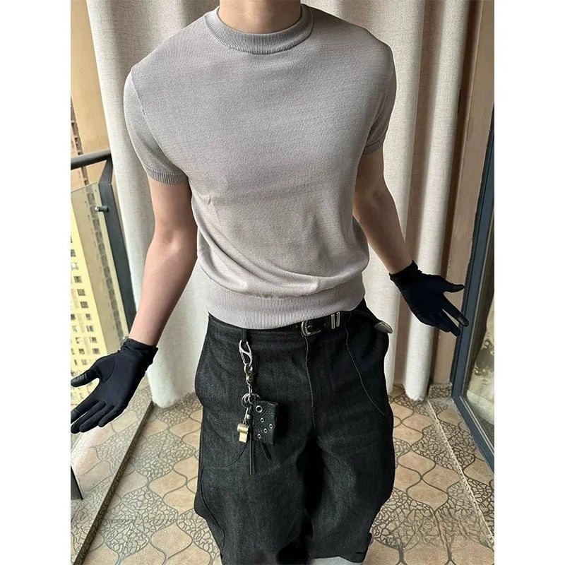 Men's slim fit knitted T-shirt with muscle-showing design and thread cuff-closing on short sleeves