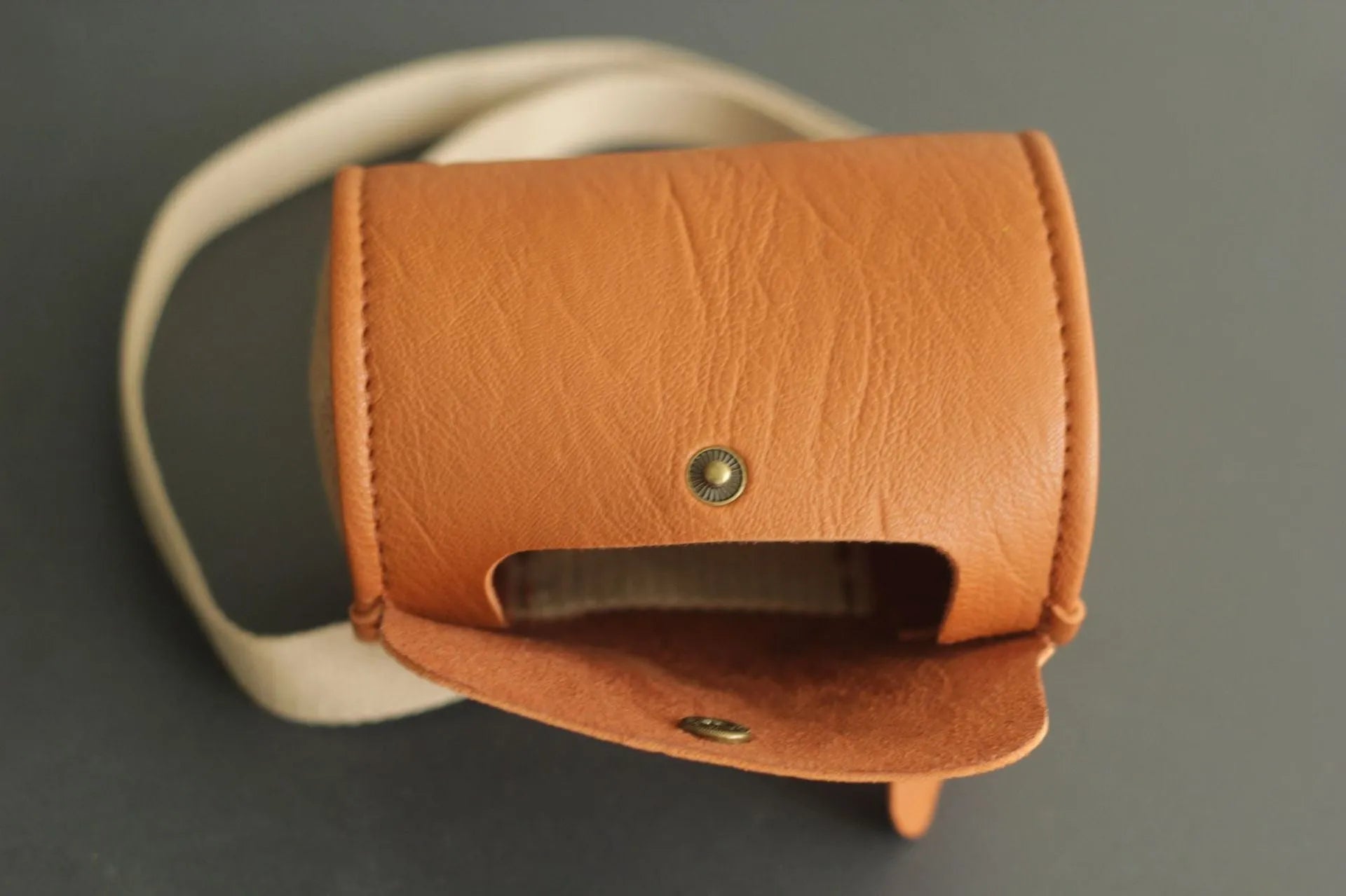 3D rabbit bucket crossbody children's waist bag in upgraded litchi pattern PU leather, 12.5cm long, 9cm diameter