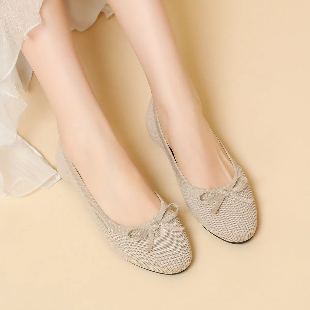 Women's round toe flat pumps in butterfly print with shallow mouth slip-on design